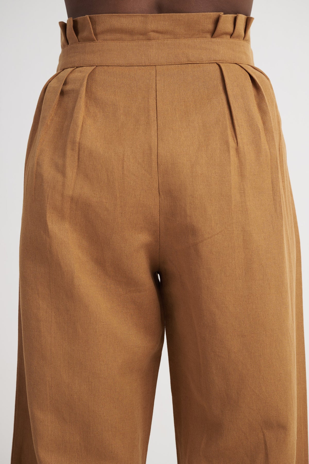 Zykaz High-Rise Pleated Tapered Trouser in Chipmunk — pleat detail