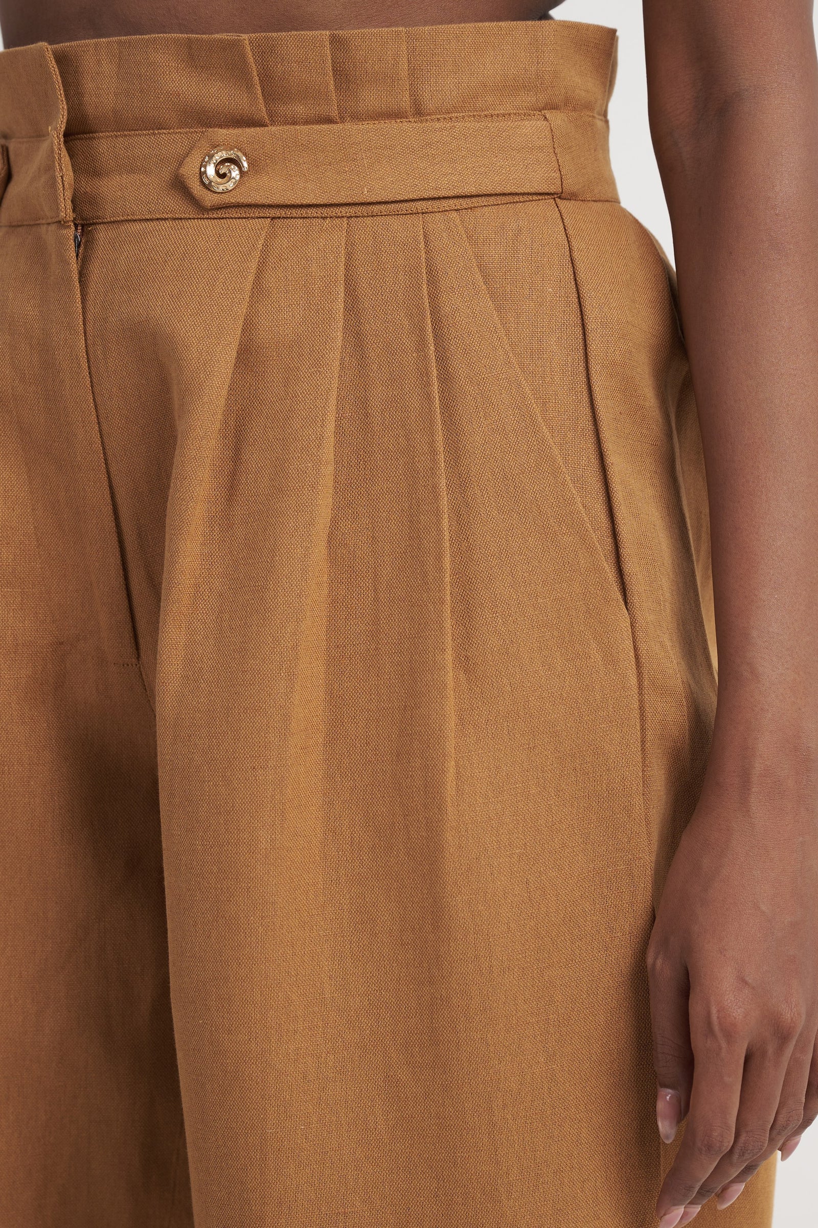 Zykaz High-Rise Pleated Tapered Trouser in Chipmunk — waist and pocket detail