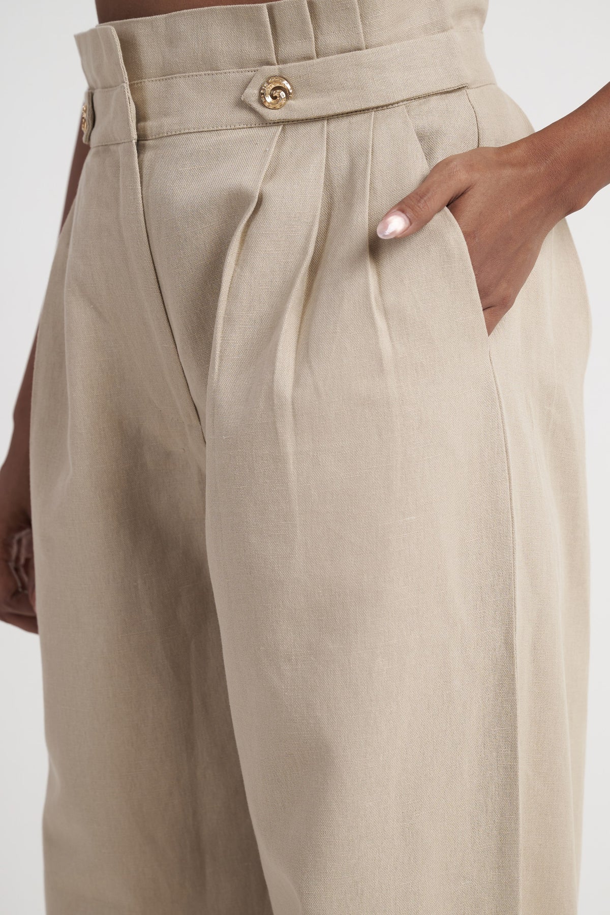 Zykaz High-Rise Pleated Tapered Trouser in White Onyx — pleat and side pocket detail